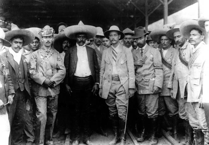 image Emiliano Zapata junto a su estado mayor