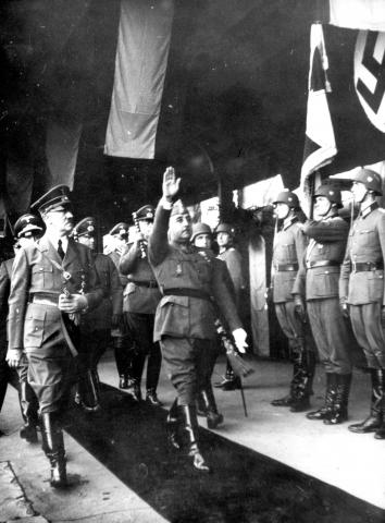 image Franco y Hitler pasan revista a las tropas en Hendaya en su entrevista de 1940