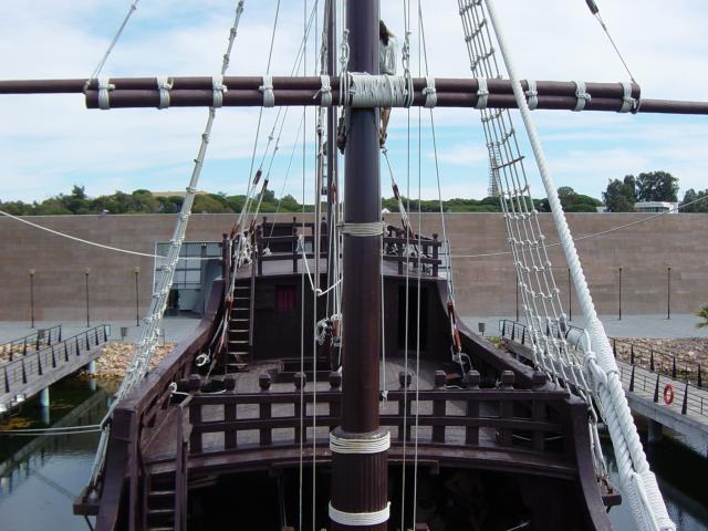 image Cubierta de la Santa María desde proa, Muelle de las Carabelas, Palos de la Frontera, Huelva