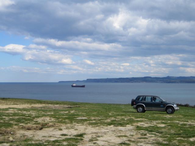 image Coche y barco en la Bahía de Santander, Cantabria