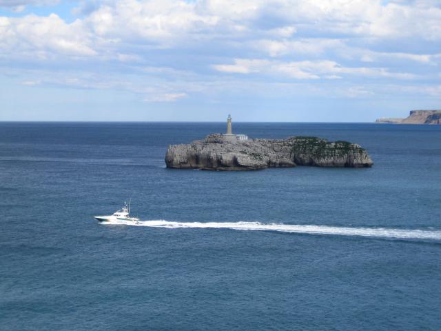 image Patrullera junto a Isla de Mouro, Santander