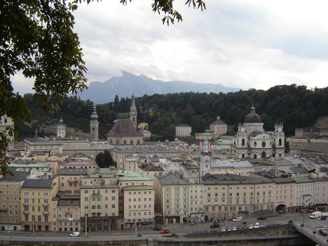 image Casas junto al río Salzach en Salzburgo, Austria