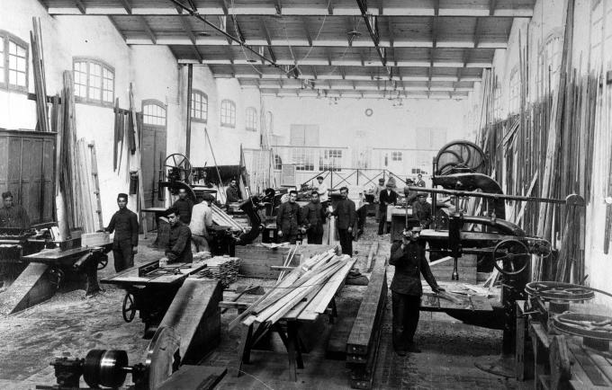 image Fábrica de construcción de aviones CASA en Cuatro Vientos a comienzos del siglo XX