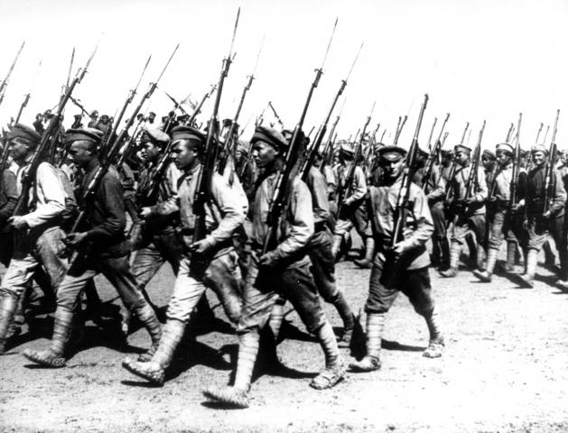 image Tropas del Ejército Rojo en Jarkov durante la Revolución Rusa de 1917