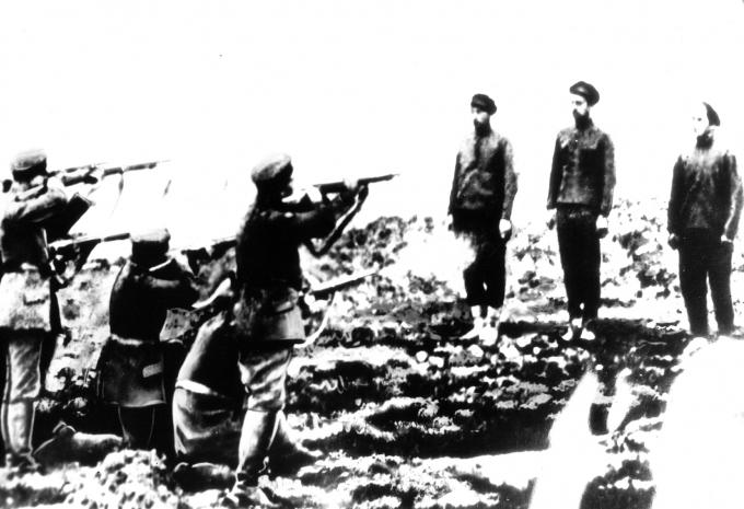 image Un grupo de bolcheviques es fusilado por las tropas zaristas durante la Revolución de Octubre