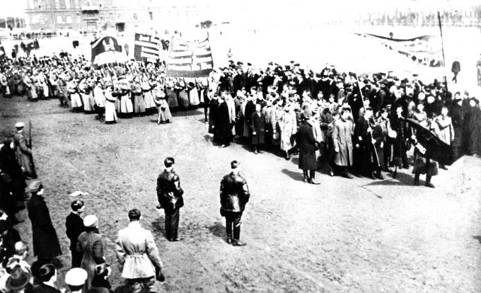 image Manifestación bolchevique tras el asalto al palacio de Invierno