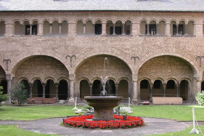 image Atrio de la catedral de Bonn, Alemania