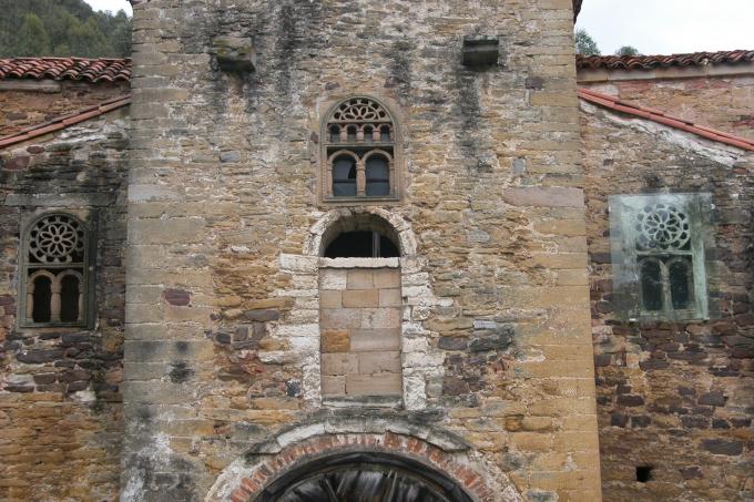 image Iglesia de San Miguel de Lillo, Oviedo, Asturias