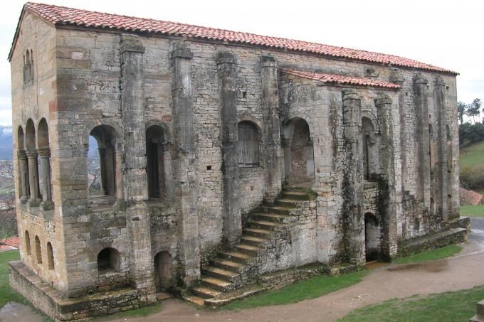 image Iglesia de Santa María del Naranco, Oviedo, Asturias