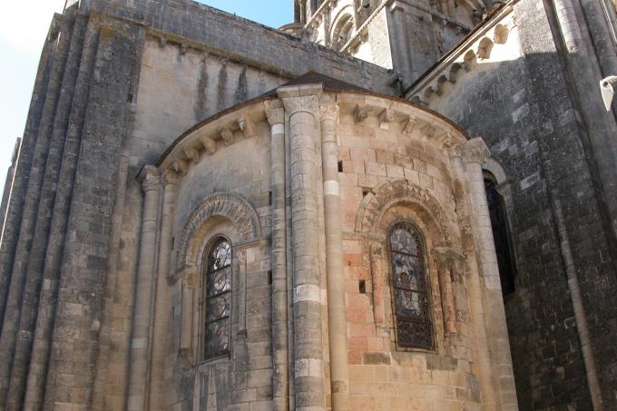 image Iglesia de Notre-Dame et Saint-Junien, Lusignan, Francia