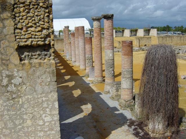 image Plaza porticada del teatro romano, Ruinas de Itálica, Santiponce, Sevilla