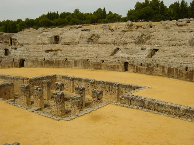 image Graderío y fosa del anfiteatro romano, Ruinas de Itálica, Santiponce, Sevilla