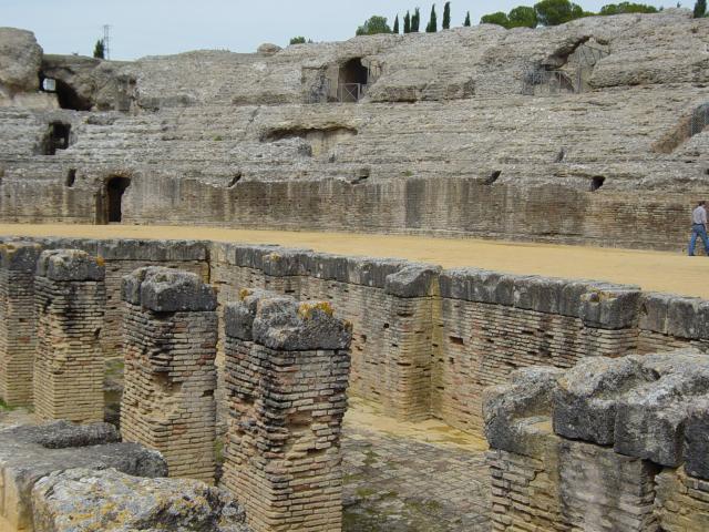 image Fosa del anfiteatro romano, Ruinas de Itálica, Santiponce, Sevilla