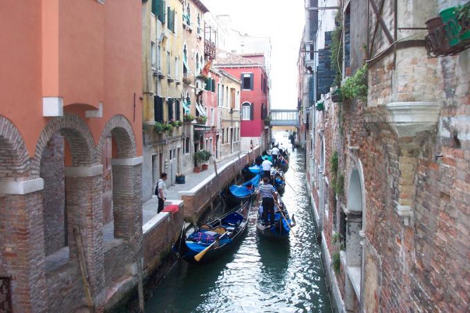 image Gondoleros en Venecia, Italia
