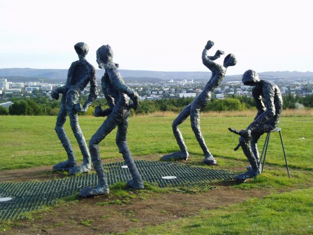 image Grupo escultórico cerca de Perlan, Islandia