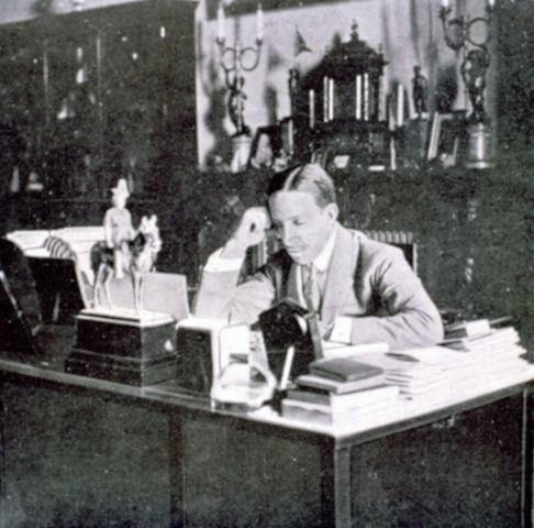 image Alfonso XIII en su estudio