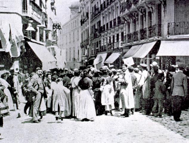 image Manifestación en Madrid a comienzos del siglo XX por el aumento del precio del pan
