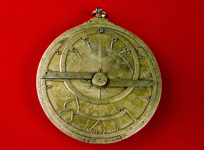 image Astrolabio árabe en latón
