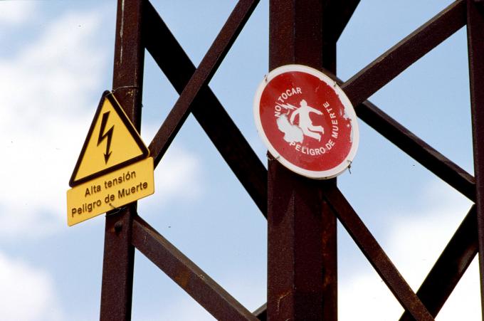 image Señales de alta tensión y peligro de muerte en una torre eléctrica