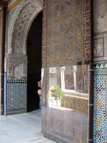 image Puerta y zócalos, Patio de las Doncellas, Real Alcázar de Sevilla
