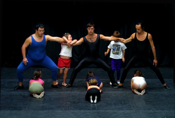 image Bailarines del Psico Ballet Maite León ensayando