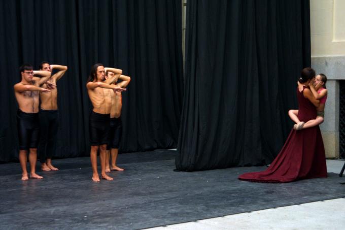 image Bailarines del Psico Ballet Maite León ensayando