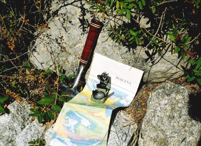 image Brújula y mapa geológico