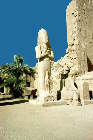 image Estatua de Ramses II, Karnak, Egipto