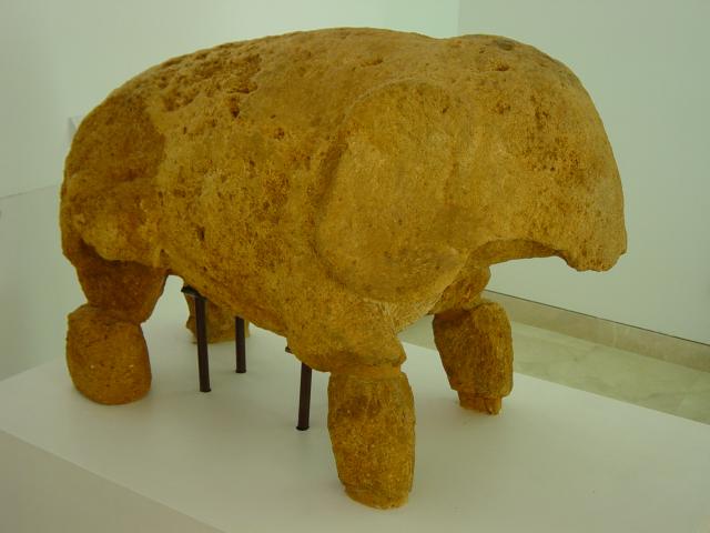 image Escultura de Elefante, Necrópolis romana, Carmona, Sevilla