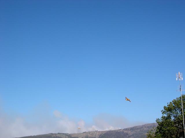 image Hidroavión sobrevolando un incendio en La Puebla de Caramiñal, A Coruña