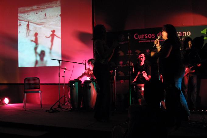 image Actuación musical con proyecciones audiovisuales