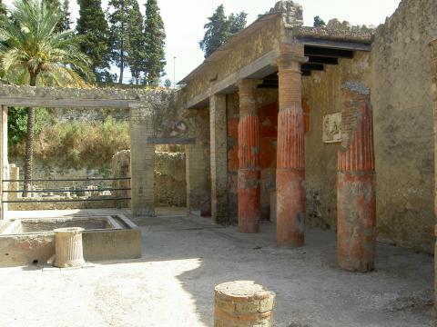 image Atrio de casa romana en Herculano