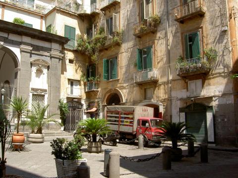 image Calle del Barrio Español en Nápoles