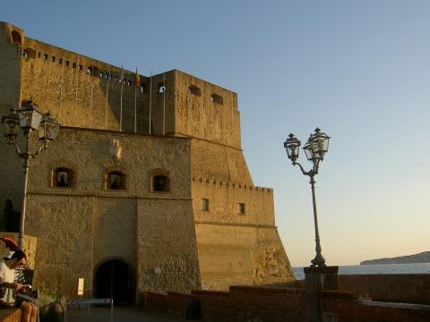 image Castillo del huevo de Nápoles