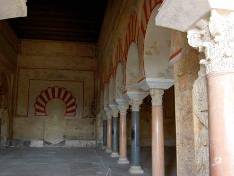 image Arcos bicolor en Medina Azahara en Sierra Morena (Córdoba)