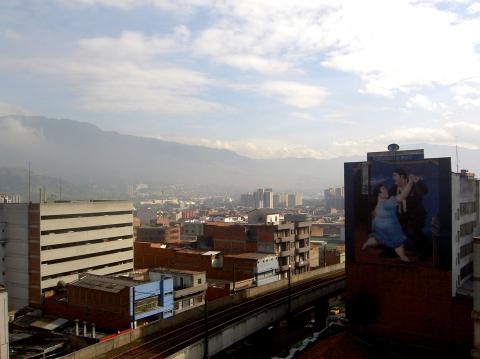 image Pintura mural de Fernando Botero y metro de Medellín (Colombia)