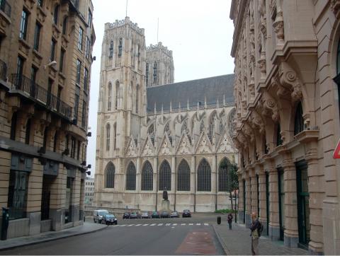 image Lateral de la catedral de San Miguel y Santa Gúdula en Bruselas (Bélgica)