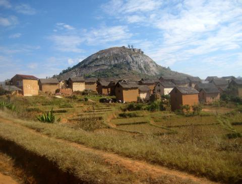image Campos de cultivo y viviendas malgaches