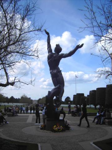 image Escultura Cementerio Americano, Normandía (Francia)