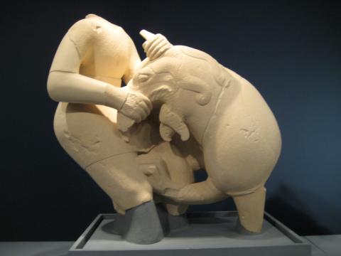 image Escultura grifomaquia Cerrillo Blanco