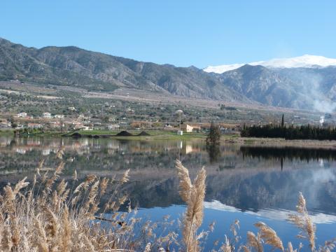 image La laguna del Padul y Sierra Nevada