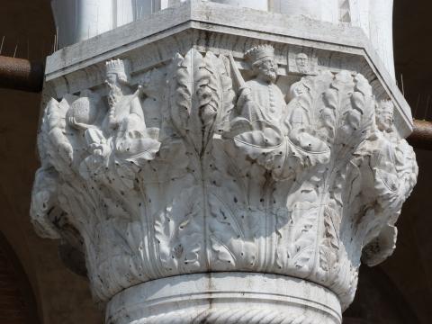 Capitel de columna del Palacio Ducal