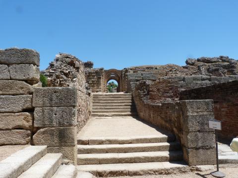 image Escaleras del teatro romano de Mérida