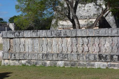 image Muro de calaveras en Chichén Itzá