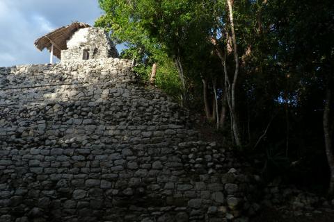 image Restos de pirámide maya