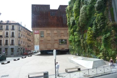image Caixa Forum y patio vertical