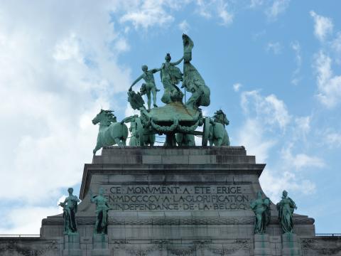 image Escultura del Arco del Cincuentenario