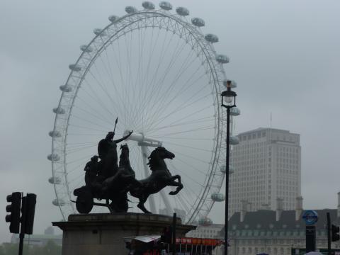 image London Eye y escultura