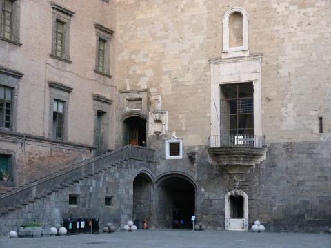 image Patio interior de Castel Nuovo de Nápoles
