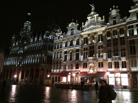 image Grand place de noche